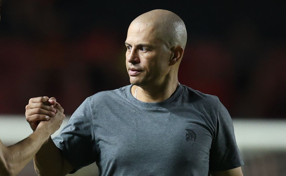 Alex completa seis meses em clube da Série B e resume período como “montanha russa”