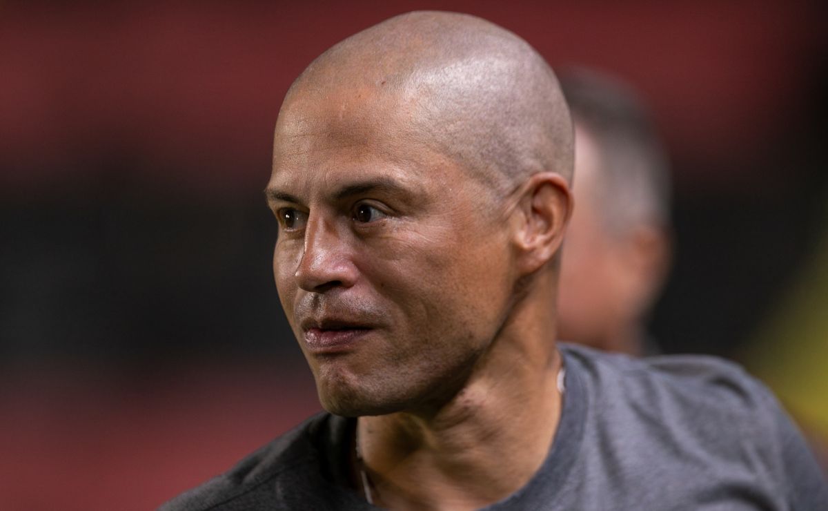 Alex bate recorde como técnico e faz clube sonhar na Série B