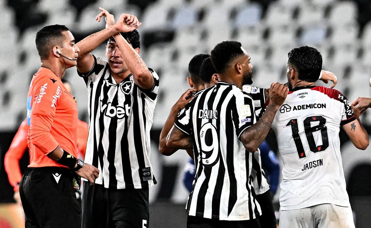 Botafogo x Athletico acaba com confusão entre jogadores e gesto antirracismo 