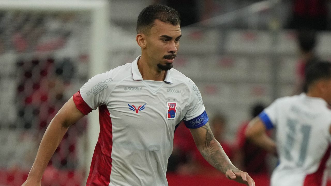 Paraná Clube contrata ex-zagueiro do Santos e fecha retorno de volante após um ano