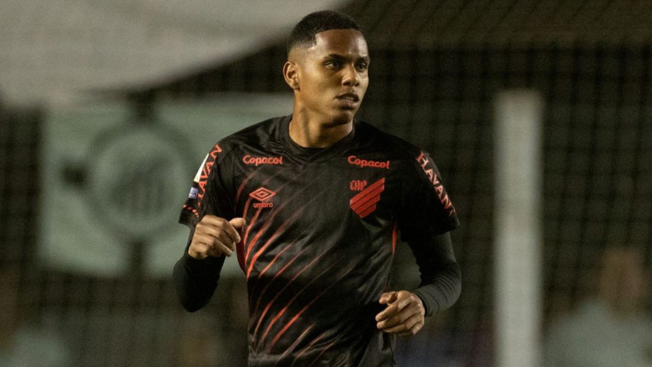 Reforço estreia no Athletico e ganha espaço com futuro de concorrente incerto