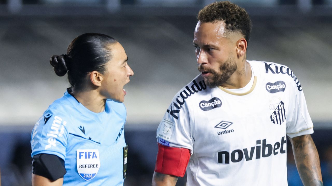 Ex-Coritiba é expulso em lance polêmico com Neymar e especialista contesta VAR