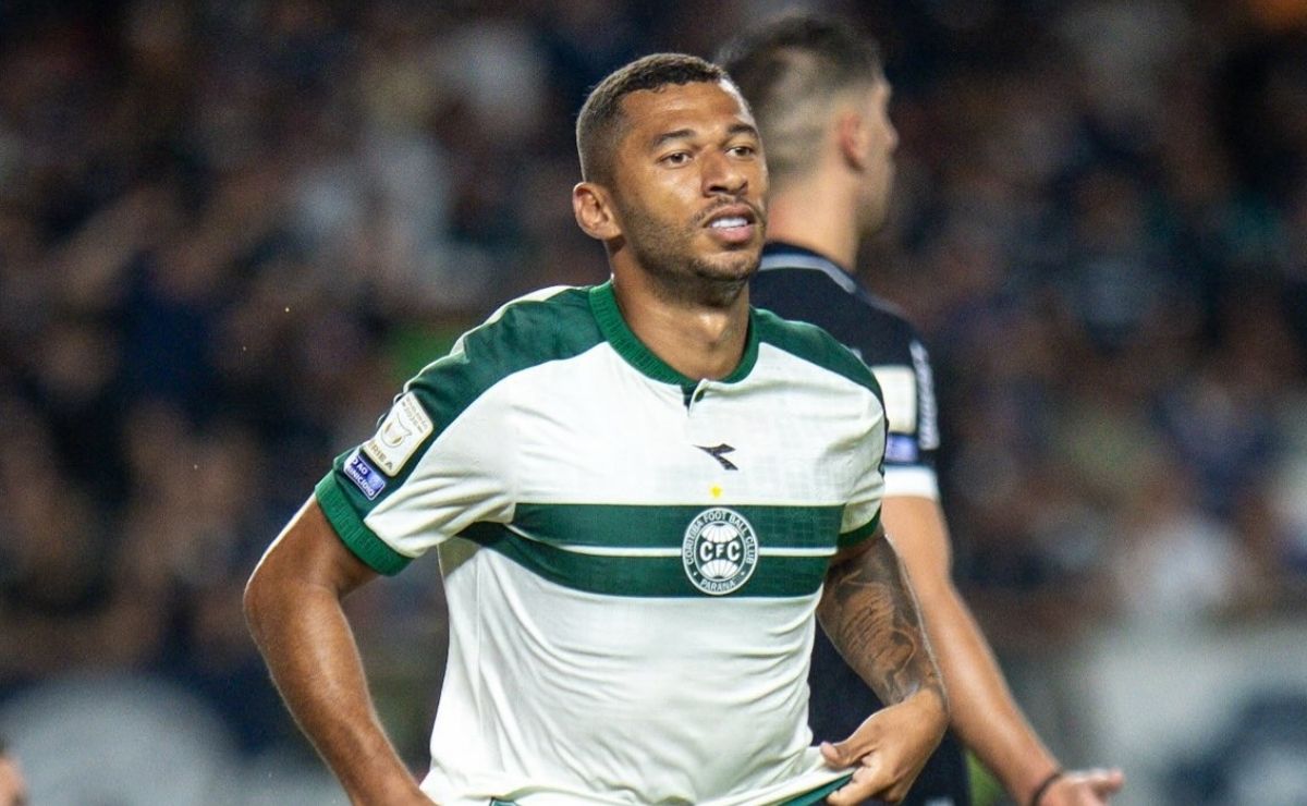Após perder espaço, atacante reaparece com gol decisivo no Coritiba