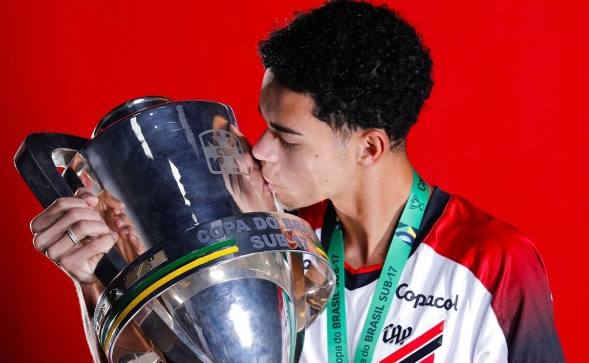Camisa 10 do Athletico comemora fase antes de Mundial na Espanha