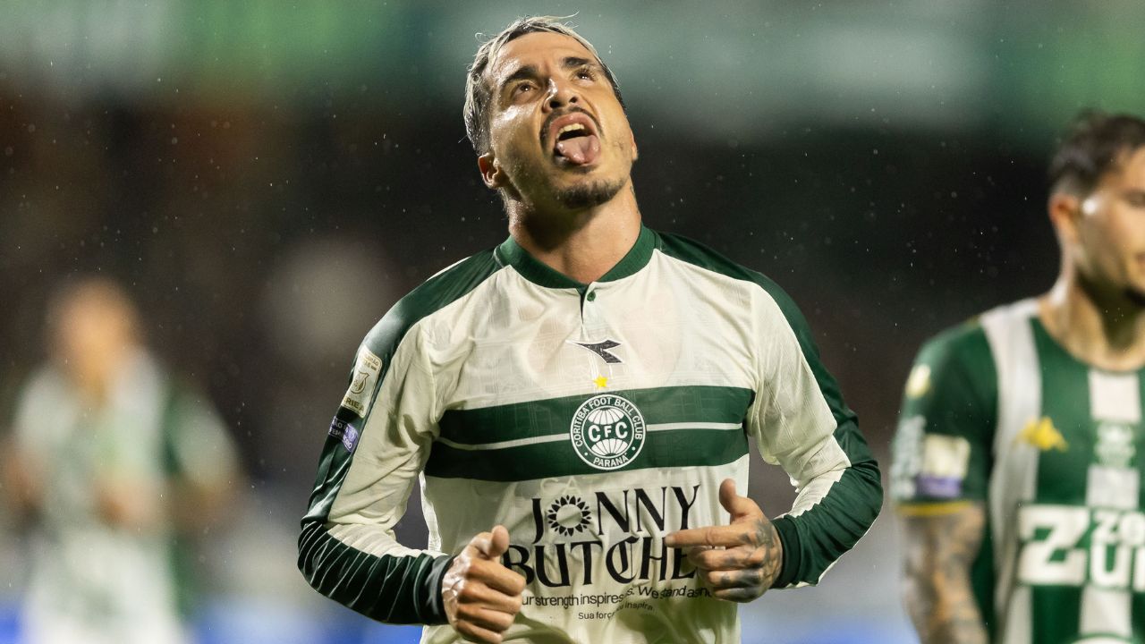 Josué supera marca de Alex no Brasileirão, mas preocupa após vitória do Coritiba