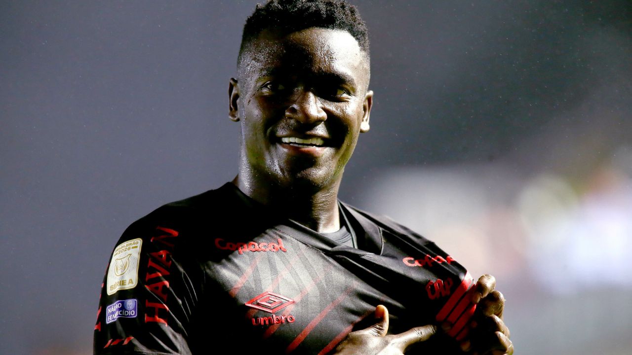 Athletico quebra tabu histórico pelo Brasileirão e afunda o Santos na ZR