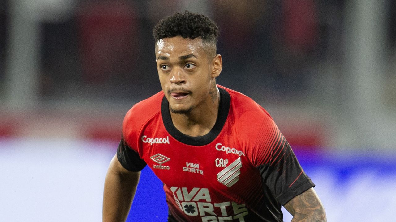 Léo Derik, lateral do Athletico, é condenado a 13 anos por estupros; jogador recorre em liberdade