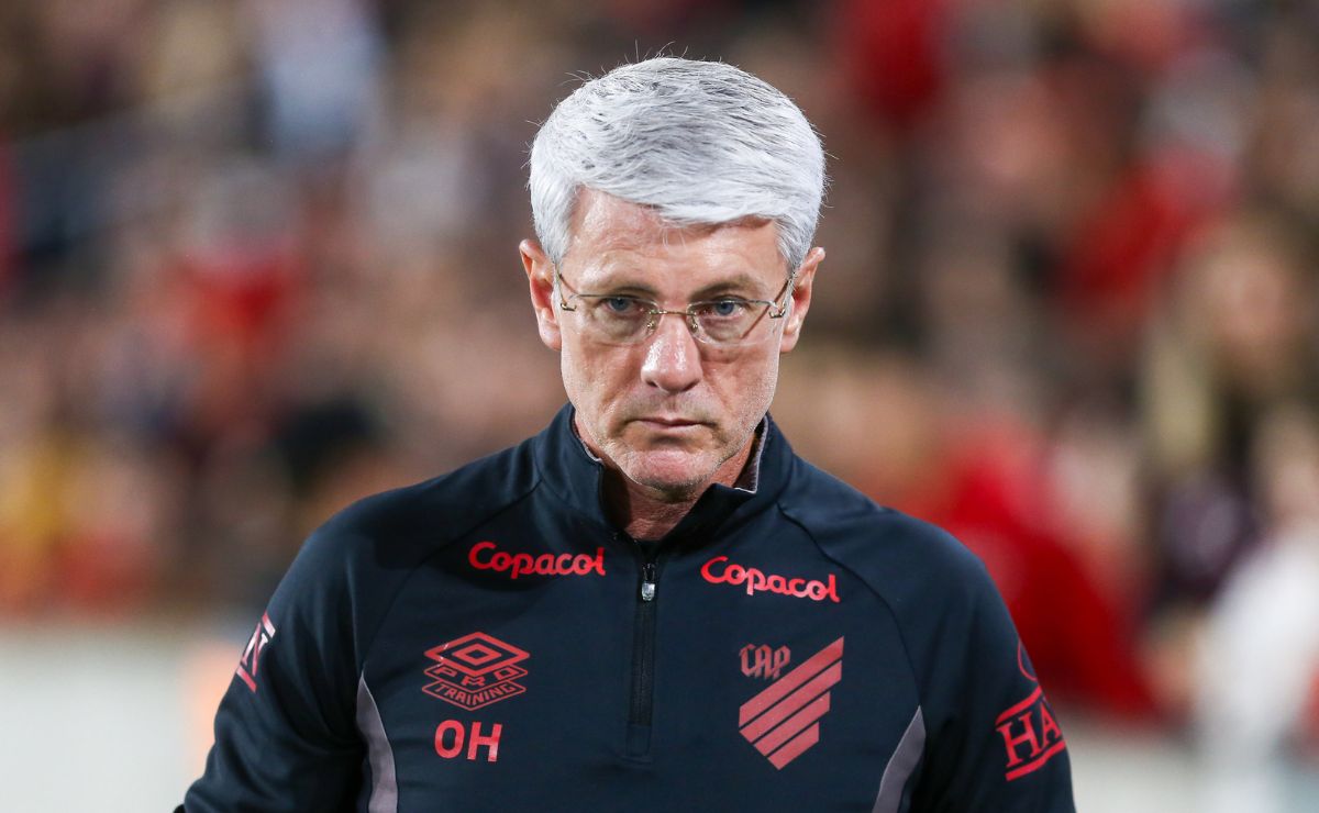 Odair Hellmann quebra silêncio sobre Léo Derik após empate do Athletico