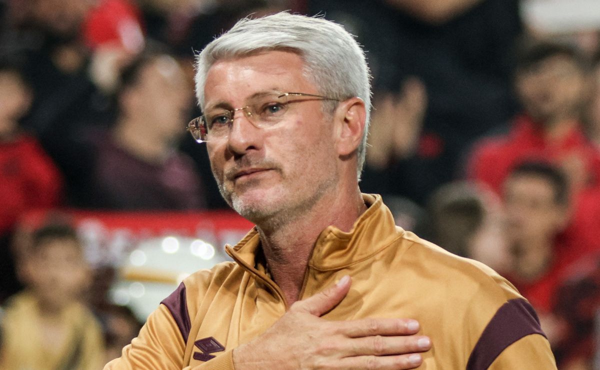 Odair Hellmann celebra renovação com o Athletico: “Nossa jornada continua”