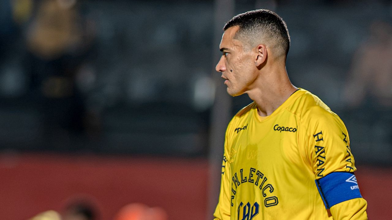 Em jogo de falhas, goleiro Santos ultrapassa Sicupira em ranking histórico do Athletico