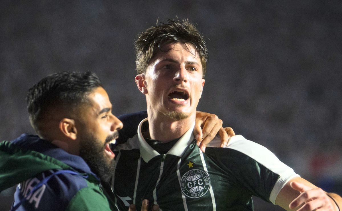 Zagueiro marca de novo e ganha força no time titular do Coritiba