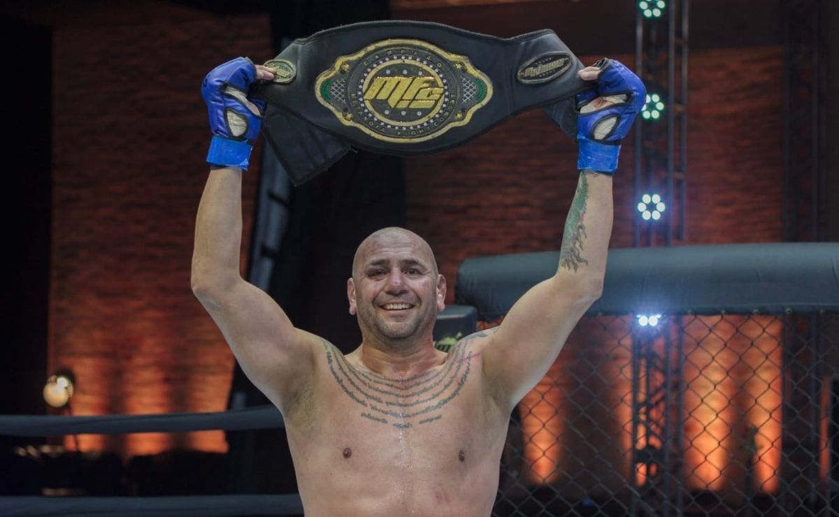 Aos 47 anos, lenda do MMA faz história e conquista cinturão em Curitiba