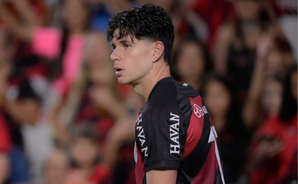 Zapelli perde espaço no Athletico e vira alvo de gigante argentino