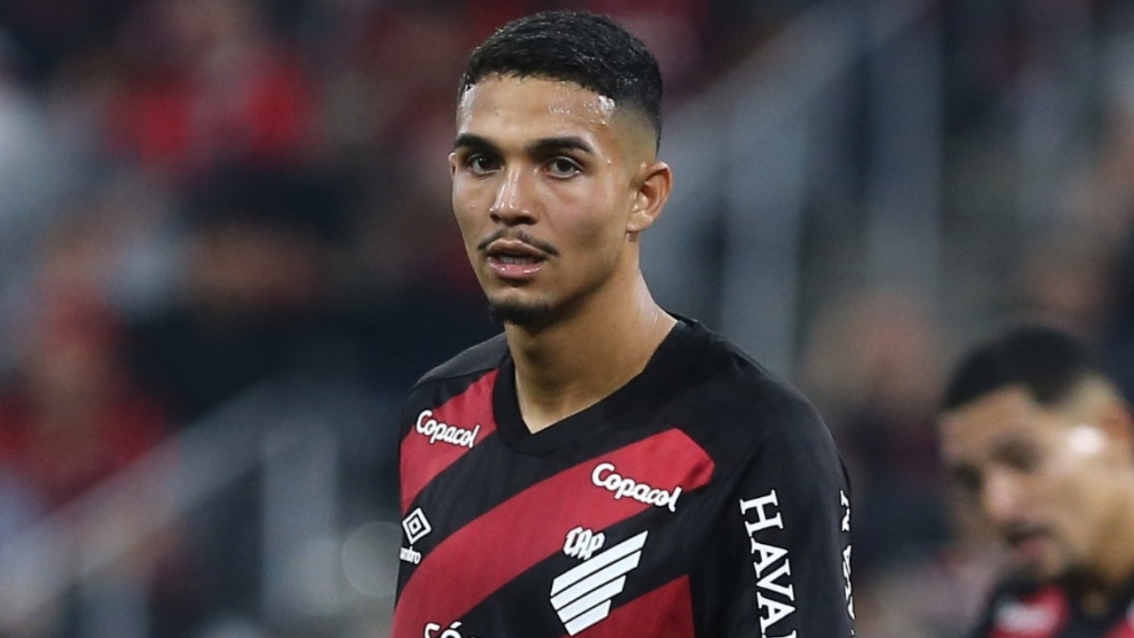 Cobiçado no mercado, Arthur Dias define prioridade para deixar o Athletico