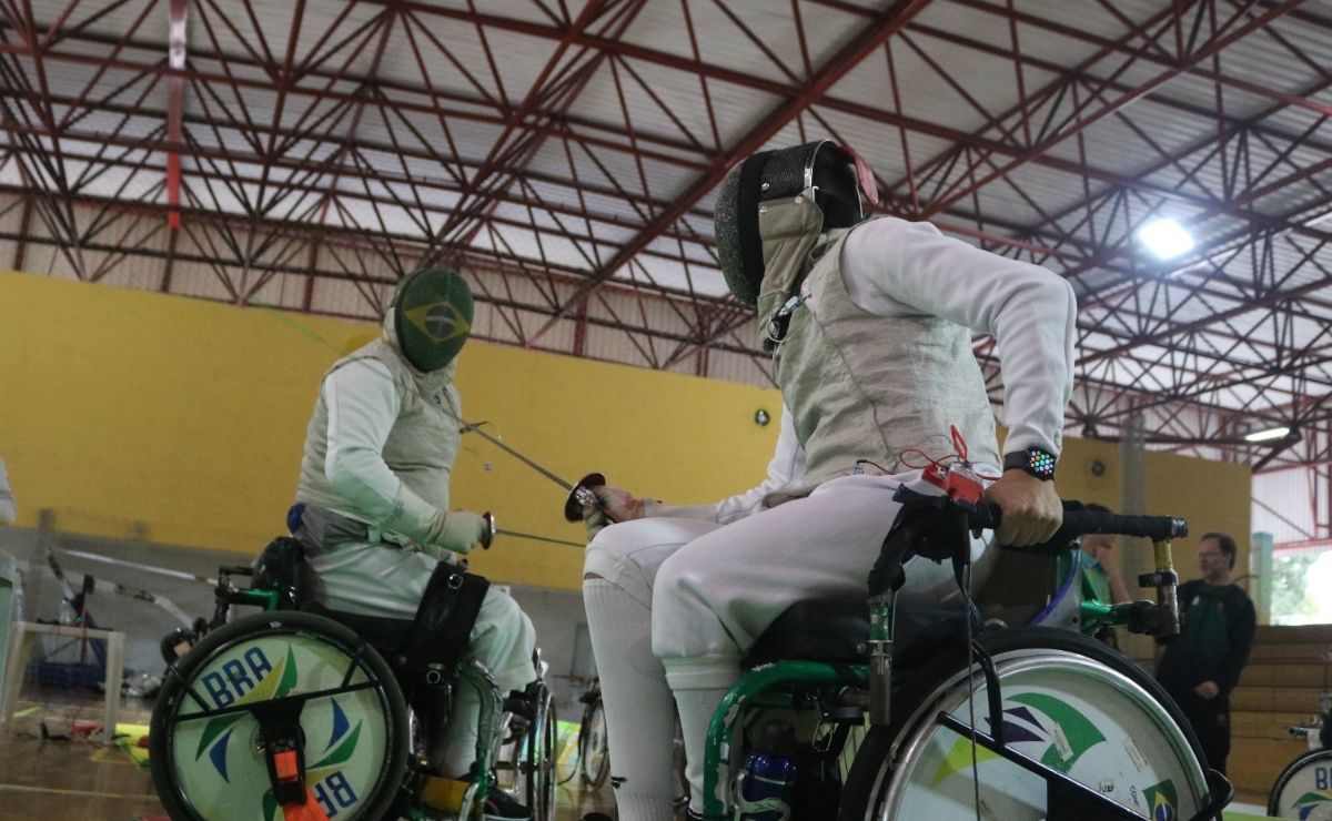 Curitiba recebe torneio de esgrima que une atletas olímpicos e PCDs