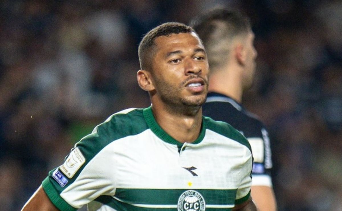 Após perder espaço, atacante reaparece com gol decisivo no Coritiba