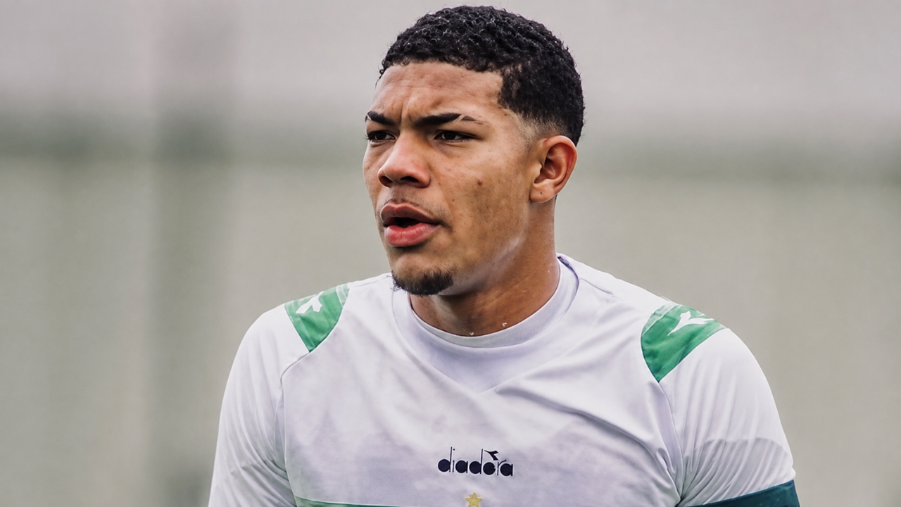 Coritiba aposta em joia de 18 anos e 1,96 m para a sequência do Brasileirão