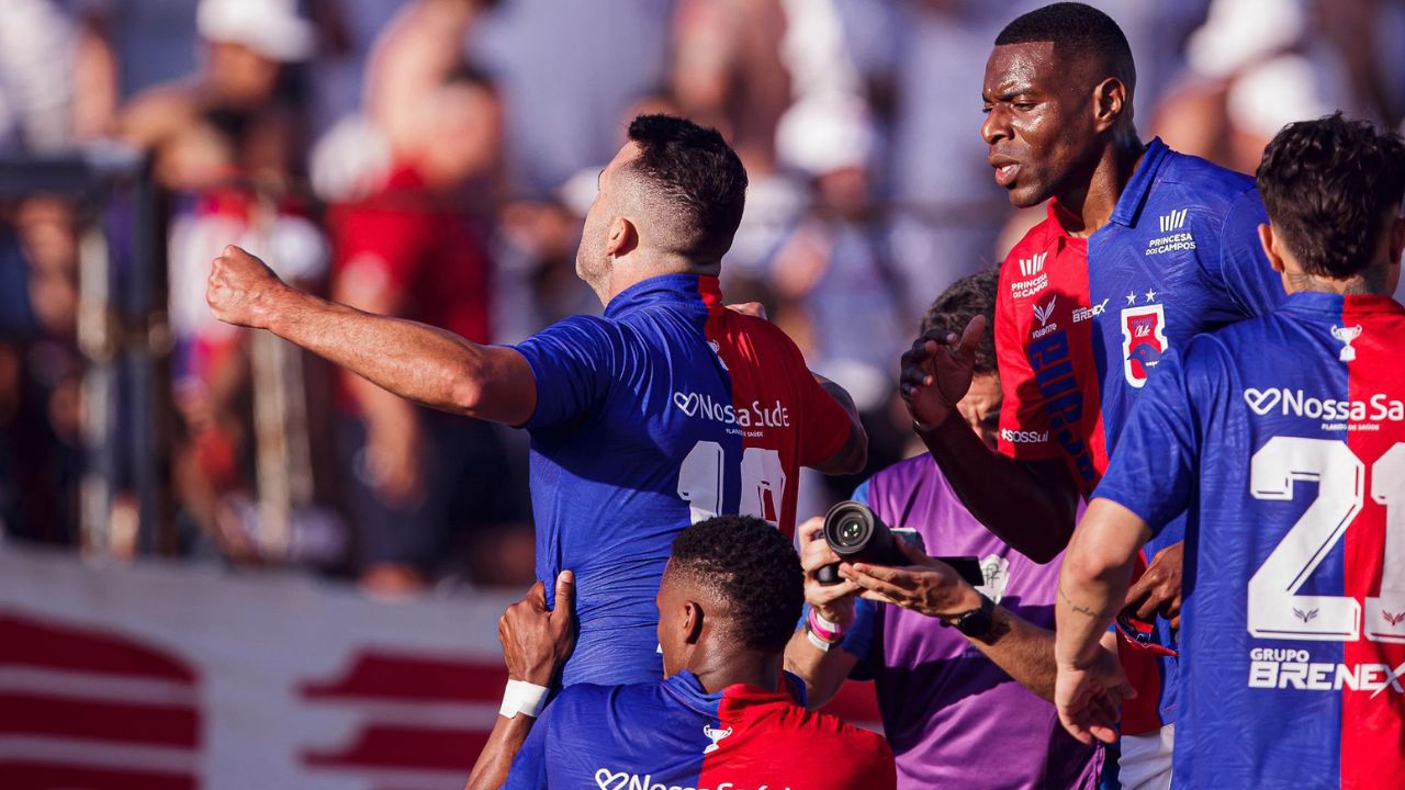 Com gols de ídolo, Paraná Clube vence o Paranavaí e assume a liderança da Copa Paraná