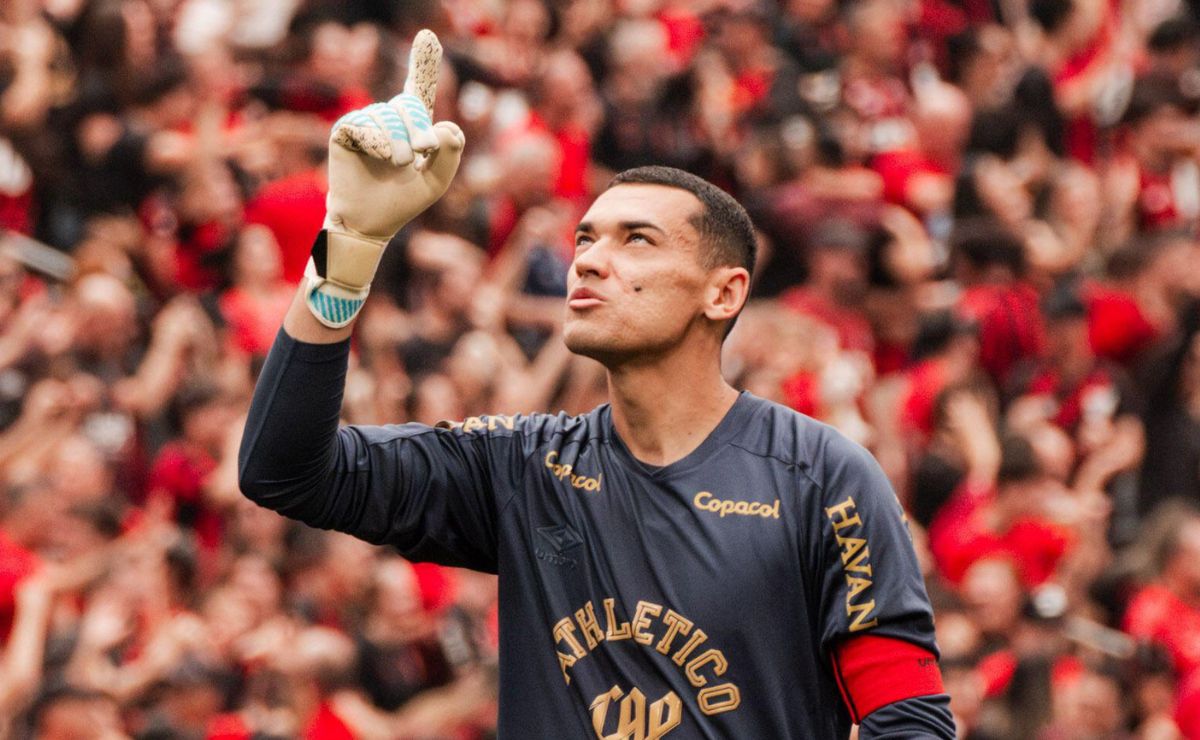 Goleiro histórico do Athletico sai em defesa de Santos: “Cabeça erguida”