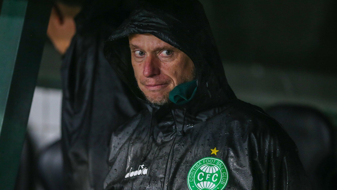 Coritiba lidera ranking negativo no Brasileirão e Seabra reage: “Teve caráter”