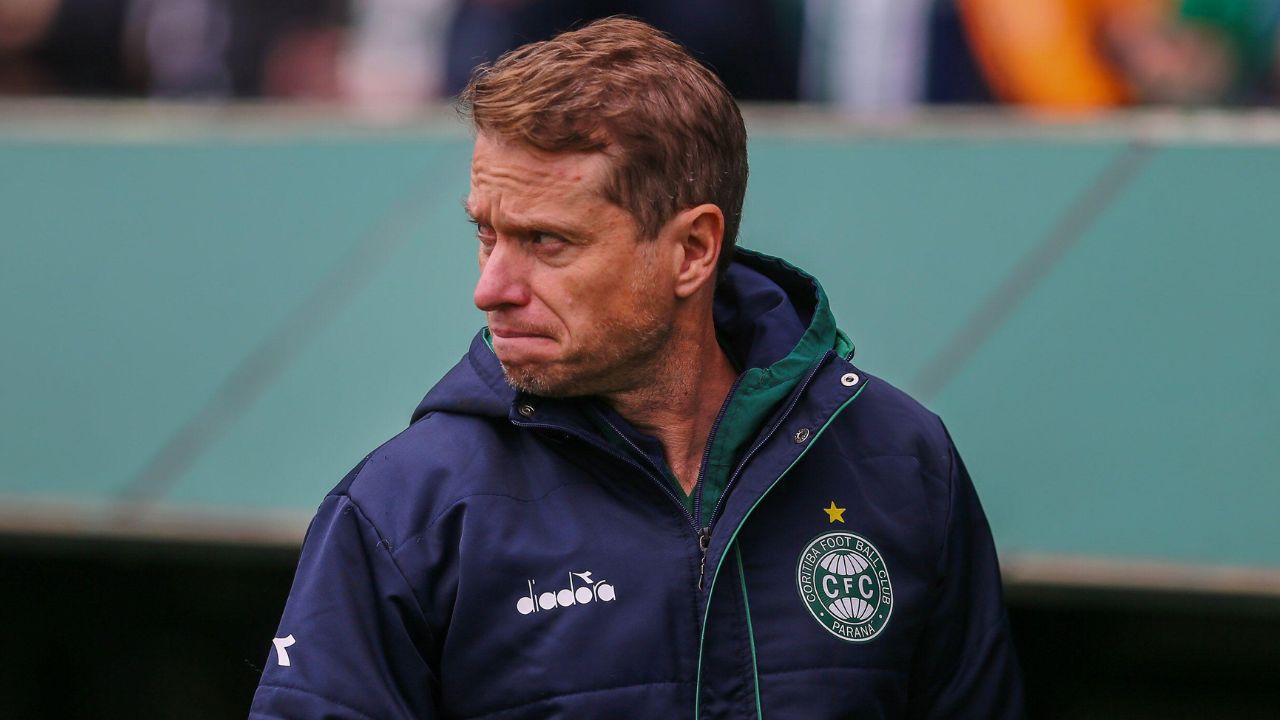 “É ruim pra mim e pro Odair”: Técnico do Coritiba critica data do clássico contra o Athletico