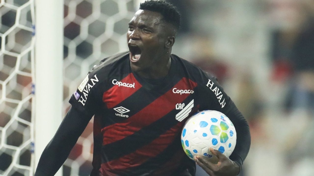 Viveros, do Athletico, entra na lista dos 10 jogadores mais valiosos do Brasileirão