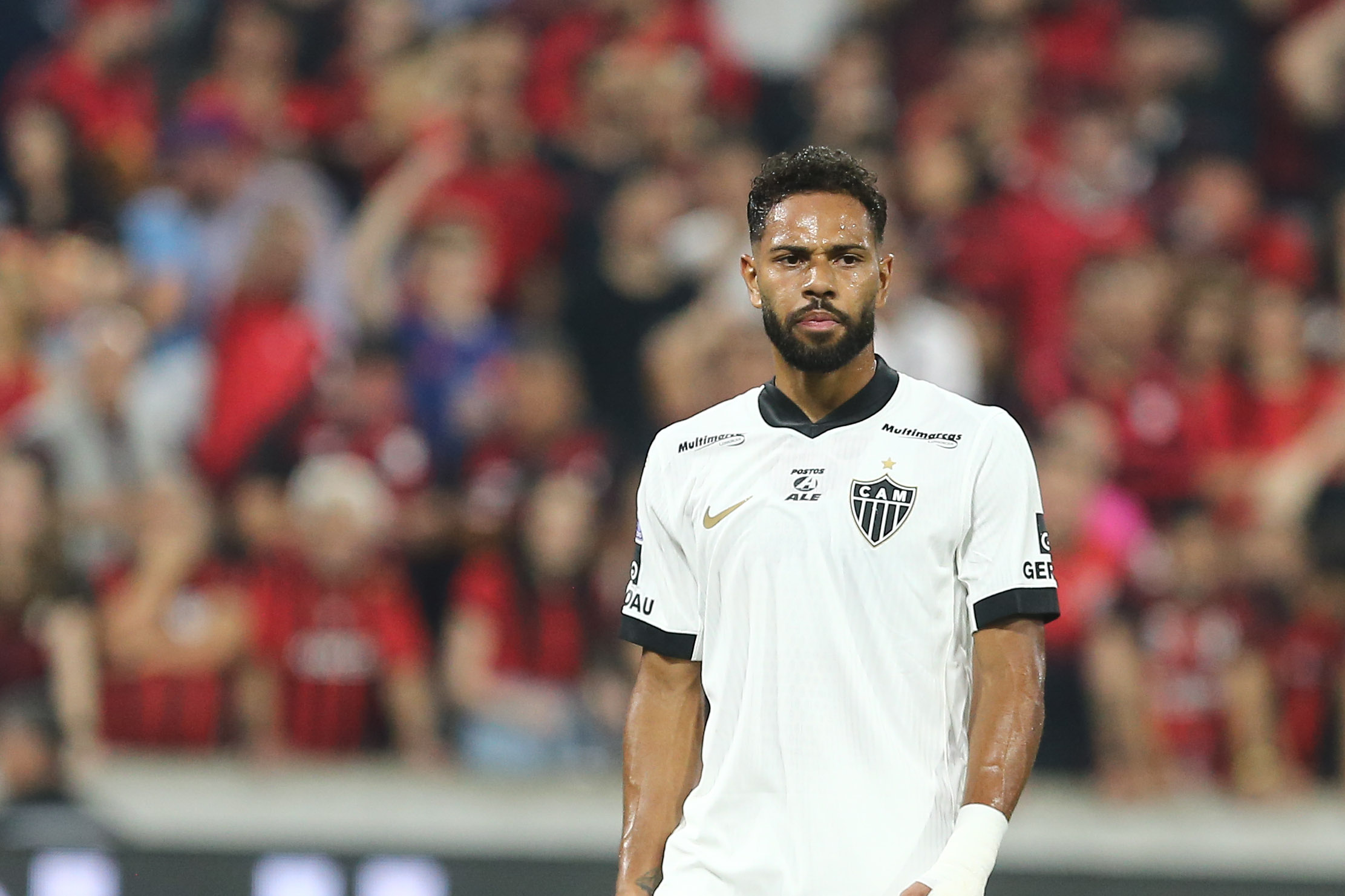 Renan Lodi e Cuello são vaiados na Arena da Baixada em Athletico x Atlético-MG