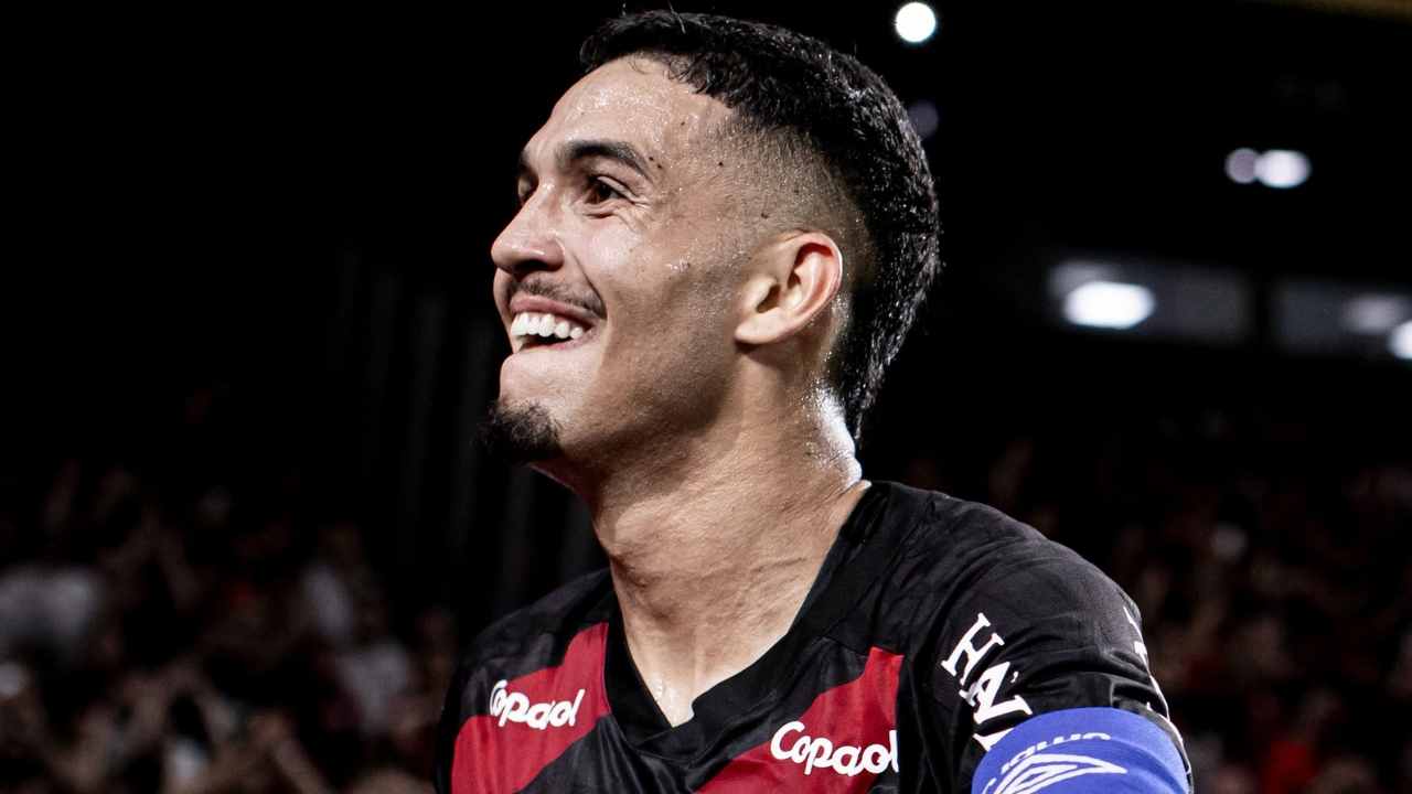 Cobiçado por Barcelona e Flamengo, Arthur Dias revela desejo para o futuro