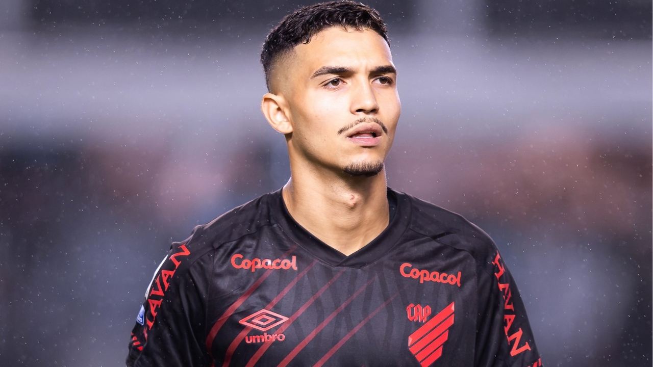 Arthur Dias volta da seleção ao Athletico com novo interessado no mercado