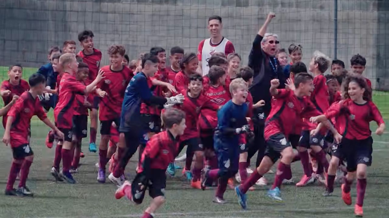 Athletico faz desafio especial com 100 crianças contra nove jogadores profissionais; assista