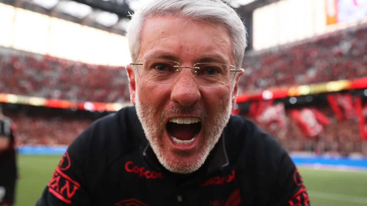 Auxiliar devolve Athletico para Odair Hellmann no terceiro lugar do Brasileirão