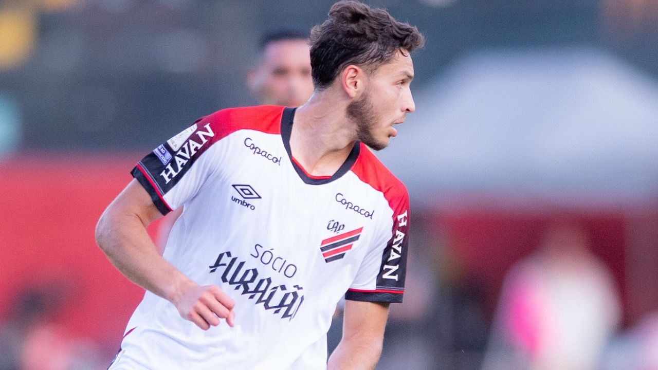 Athletico apela para base e estreia zagueiros na reta final de Brasileirão