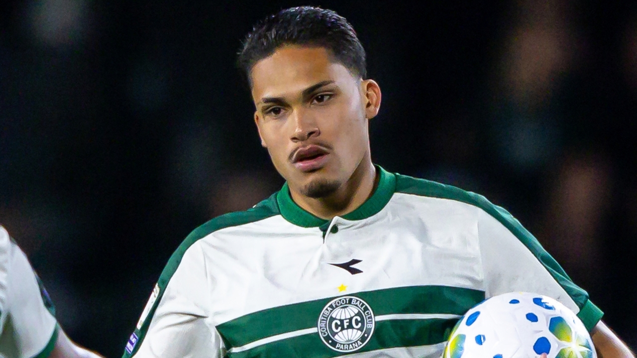 Ex-Flamengo, atacante do Coritiba sonha com estreia no Maracanã