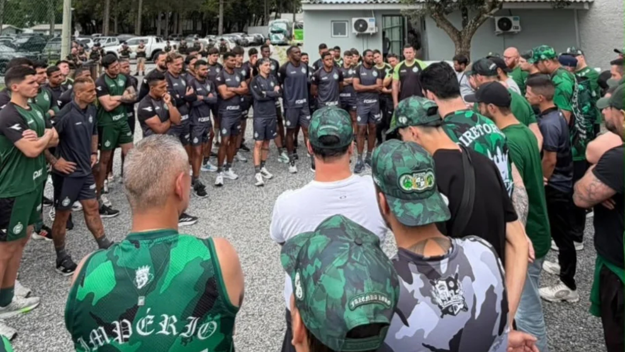 Coritiba recebe recado de torcida organizada no CT e aprofunda crise