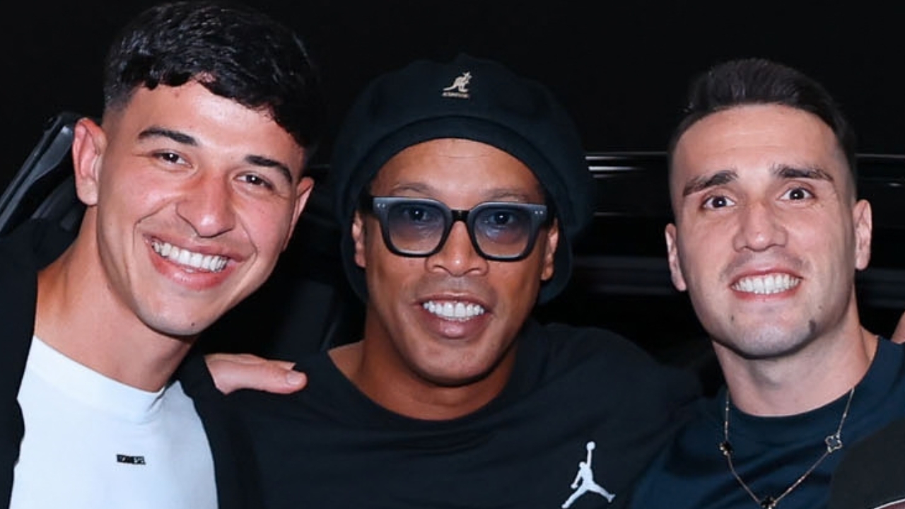 Jogadores do Athletico se rendem a Ronaldinho Gaúcho e joia perde foto com o astro