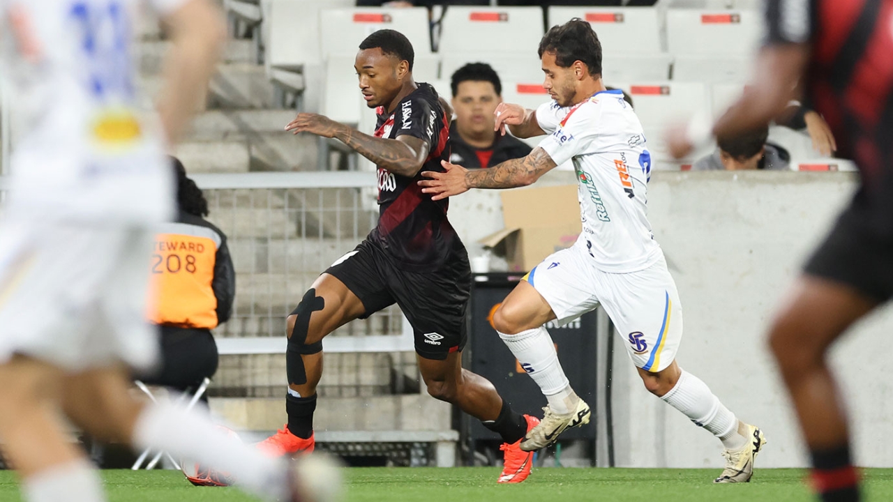 Atacantes de milhões não marcam, mas joia da base (com contrato renovado) decide para o Athletico