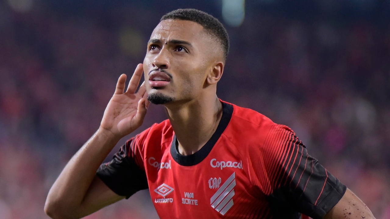 De vilão a protagonista: Leozinho dá resposta imediata no Athletico