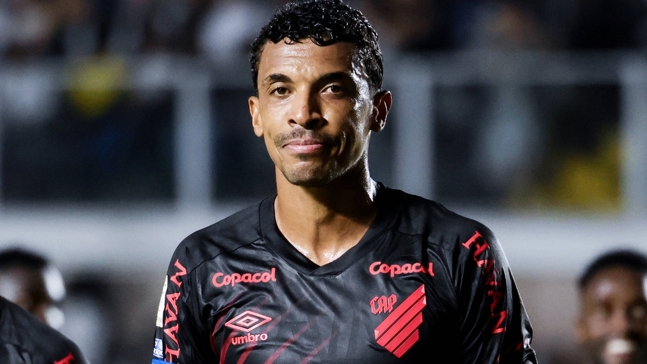 Jogador e ex-técnico do Athletico caem em golpe promovido por ex-Flamengo