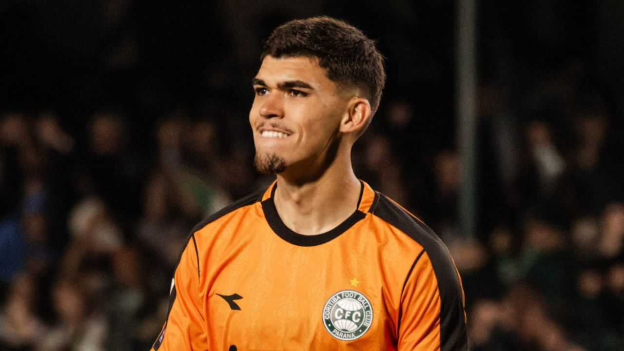 Goleiro de seleção, Morisco desabafa após Coritiba x Grêmio: “Todo jogo a gente bate nisso”