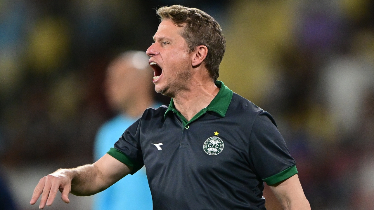 Após goleadas, Seabra admite mudanças e cobra resposta no Coritiba